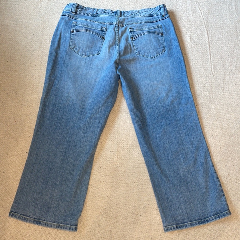 Faded Glory Sz 18 Originals light was capris blue jeans - Picture 4 of 5